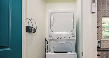 Peacock Cottage/3 blks to downtown Nac/King Bed/WiFi/Covered Parking