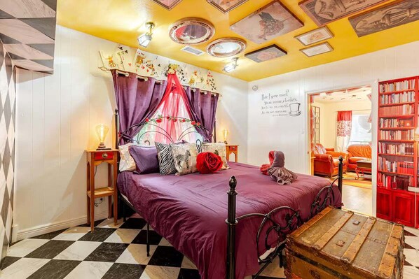 ハウス ベッド (複数台) スパ浴槽 マウンテンビュー (Hatter House Flagstaff) | 3 室のベッドルーム、客室ごとに異なる装飾、客室ごとに異なるインテリア、ベッドシーツ