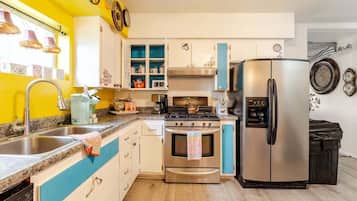 Nhà, nhiều giường, bồn tắm nước nóng, quang cảnh núi (Hatter House Flagstaff) | Bếp riêng | Dụng cụ pha cà phê/trà