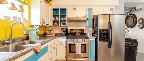 House, Multiple Beds, Hot Tub, Mountain View (Hatter House Flagstaff) | Private kitchen