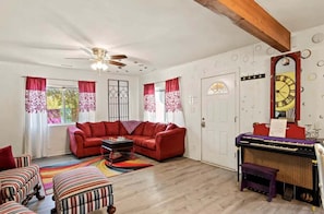 House, Multiple Beds, Hot Tub, Mountain View (Hatter House Flagstaff) | Living area