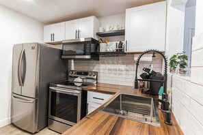 Hytte - flere senge - terrasse - bjergudsigt (Prince Pine) | Privat køkken | Kaffe-/temaskine