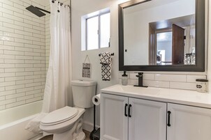 Cabana, várias camas, varanda, vista para a montanha (Prince Pine) | Banheiro | Produtos de toalete de grife, toalhas de banho, papel higiênico