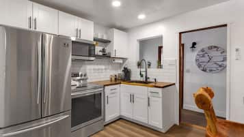 Cabin, Multiple Beds, Patio, Mountain View (Prince Pine) | Private kitchen | Coffee/tea maker