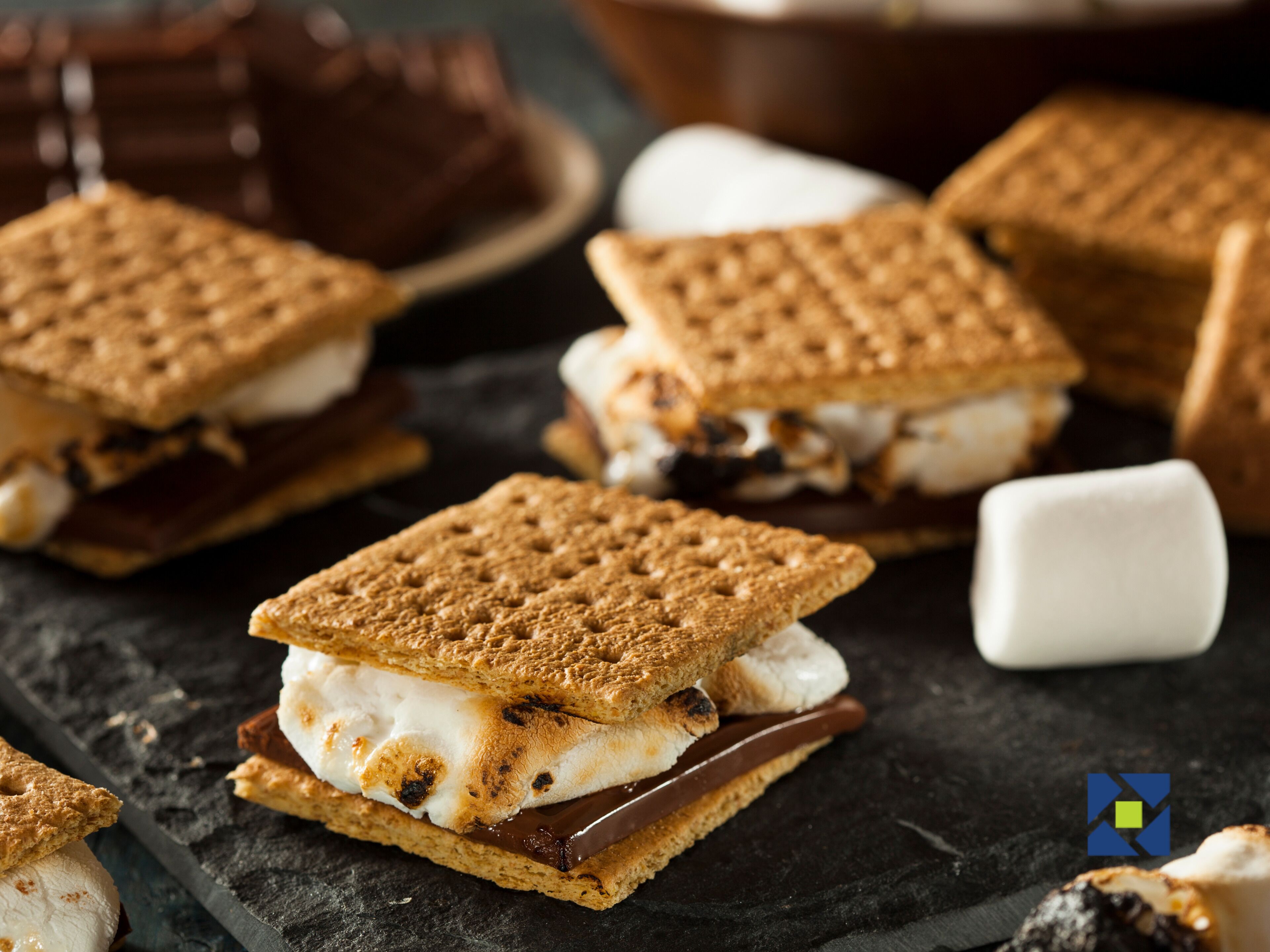 Una pila de galletas tipo Graham con malvaviscos y chocolate en el centro.