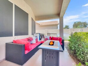 Maison, Plusieurs lits, accès à la piscine, vue sur la piscine (Desert Gilbert) | Balcon