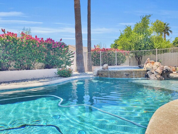 Una piscina al aire libre