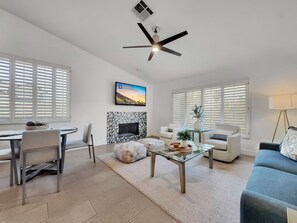 Casa, varias camas, acceso a la alberca, vista a la alberca (Juniper Scottsdale) | Área de sala de estar | Chimenea 