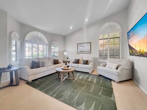 บ้านพัก, หลายเตียง, ใช้สระว่ายน้ำได้, วิวสระว่ายน้ำ (Oleander 2 Chandler/Ocotillo) | บริเวณนั่งเล่น | เตาผิง