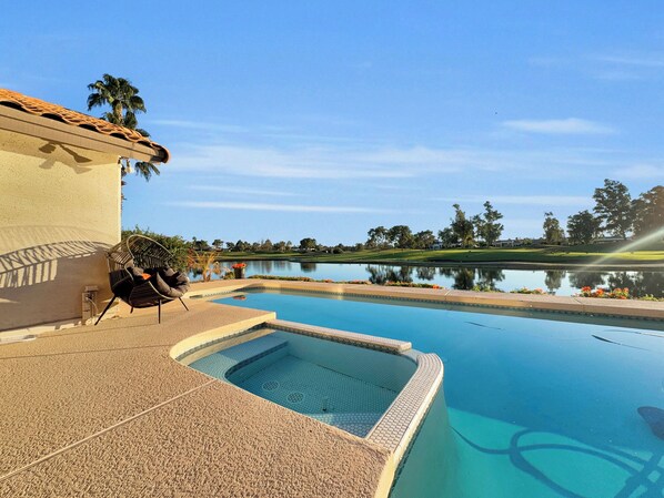 สระว่ายน้ำกลางแจ้ง