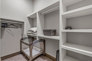 House, Multiple Beds, Hot Tub (Las Colinas Flagstaff Pine Canyon)