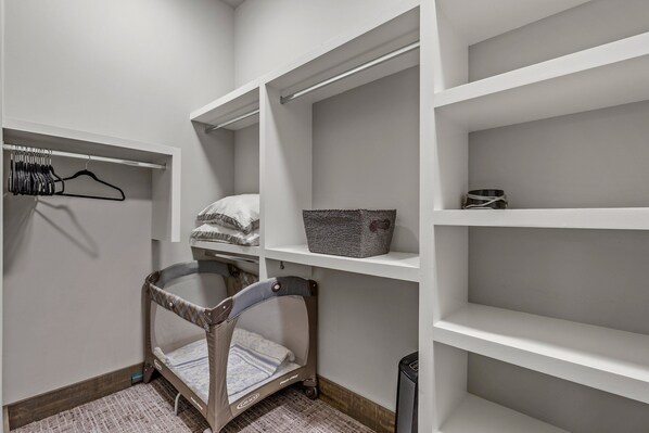 House, Multiple Beds, Hot Tub (Las Colinas Flagstaff Pine Canyon) | 6 bedrooms, individually decorated, individually furnished, bed sheets