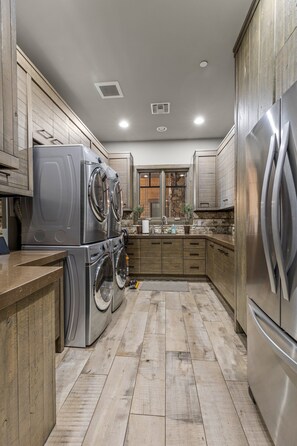 House, Multiple Beds, Hot Tub (Las Colinas Flagstaff Pine Canyon) | Laundry