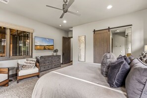 House, Multiple Beds, Hot Tub (Las Colinas Flagstaff Pine Canyon) | 6 bedrooms, individually decorated, individually furnished, bed sheets - Las Colinas Flagstaff Pine Canyon (Flagstaff)