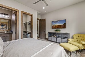 House, Multiple Beds, Hot Tub (Las Colinas Flagstaff Pine Canyon) | 6 bedrooms, individually decorated, individually furnished, bed sheets