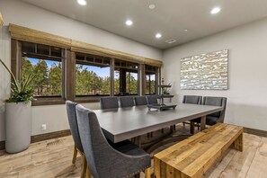 ハウス ベッド (複数台) スパ浴槽 (Las Colinas Flagstaff Pine Canyon) | 6 室のベッドルーム、客室ごとに異なる装飾、客室ごとに異なるインテリア、ベッドシーツ