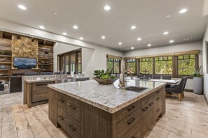 House, Multiple Beds, Hot Tub (Las Colinas Flagstaff Pine Canyon) | Private kitchen | Coffee/tea maker, dining tables - Las Colinas Flagstaff Pine Canyon (Flagstaff)