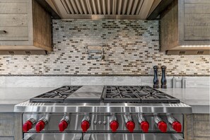 House, Multiple Beds, Hot Tub (Las Colinas Flagstaff Pine Canyon) | Private kitchen | Coffee/tea maker, dining tables