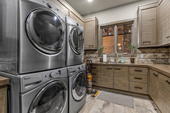 House, Multiple Beds, Hot Tub (Las Colinas Flagstaff Pine Canyon) | Laundry - Las Colinas Flagstaff Pine Canyon (Flagstaff)