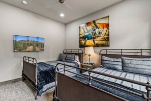 House, Multiple Beds, Hot Tub (Las Colinas Flagstaff Pine Canyon) | 6 bedrooms, individually decorated, individually furnished, bed sheets