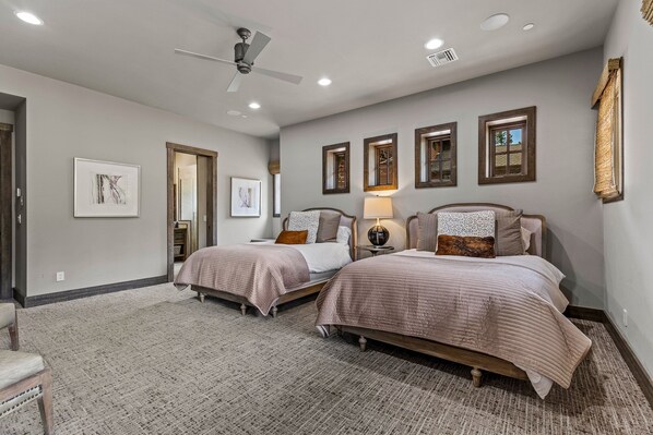 House, Multiple Beds, Hot Tub (Las Colinas Flagstaff Pine Canyon) | 6 bedrooms, individually decorated, individually furnished, bed sheets