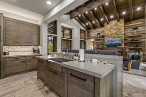 Nhà, nhiều giường, bồn tắm nước nóng (Las Colinas Flagstaff Pine Canyon) | Nội thất