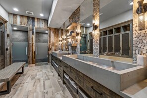 하우스, 침대(여러 개), 온수 욕조 (Las Colinas Flagstaff Pine Canyon) | 욕실 | 고급 세면용품, 타월, 화장지