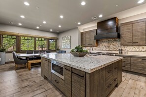 House, Multiple Beds, Hot Tub (Las Colinas Flagstaff Pine Canyon) | Private kitchen | Coffee/tea maker, dining tables - Las Colinas Flagstaff Pine Canyon (Flagstaff)