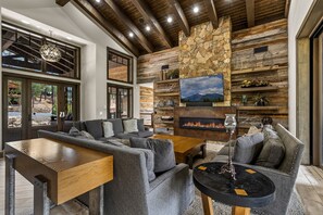 ハウス ベッド (複数台) スパ浴槽 (Las Colinas Flagstaff Pine Canyon) | リビング エリア | 暖炉、MP3 ドック