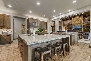 하우스, 침대(여러 개), 온수 욕조 (Las Colinas Flagstaff Pine Canyon) | 전용 주방 | 커피/티 메이커, 식탁