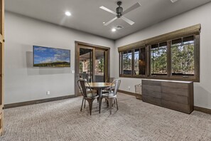 Nhà, nhiều giường, bồn tắm nước nóng (Las Colinas Flagstaff Pine Canyon) | Nội thất