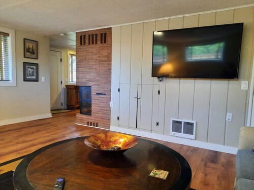 Private & Spacious Daylight Basement Apartment with Kitchen