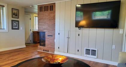 Private & Spacious Daylight Basement Apartment with Kitchen