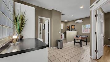 House, Multiple Beds, Pool Access, Pool View (Wilson Tempe) | Living room