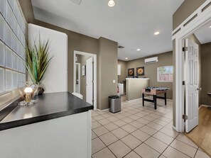 House, Multiple Beds, Pool Access, Pool View (Wilson Tempe) | Living room