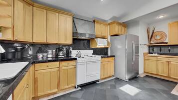 House, Multiple Beds, Pool Access, Pool View (Wilson Tempe) | Private kitchen | Coffee/tea maker