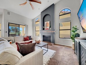 Hus, flere senger, adgang til basseng, bassengutsikt (Oleander Ocotillo Chandler COMPLEX) | Oppholdsområde | Peis