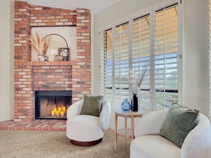 House, Multiple Beds, Pool Access, Pool View (Oleander Ocotillo Chandler COMPLEX) | Living room