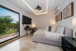 5 bedrooms, desk, iron/ironing board, travel cot - Luxury 5-Bedroom Villa in Cancun with AC, WiFi, Heated Pool and Movie Theater (Cancun)