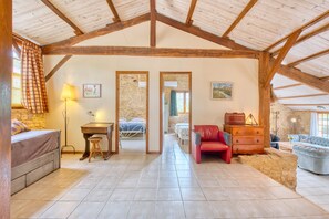 2 bedrooms, iron/ironing board, WiFi