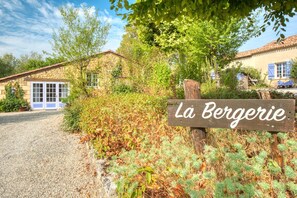 Exterior - La Bergerie – Charming House with Shared Pool (Le Buisson-de-Cadouin)