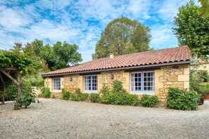 Exterior - La Bergerie – Charming House with Shared Pool (Le Buisson-de-Cadouin)