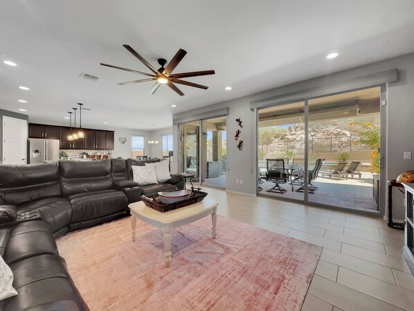 獨棟房屋, 多張床, 可使用泳池, 山景 (182nd Goodyear) | 起居區