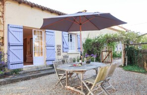 Outdoor dining - Gîte La Forge – Holiday Home with Shared Pool and Garden View in Bazeilles (Le Buisson-de-Cadouin)