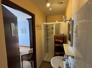 Douche, sèche-cheveux, serviettes fournies