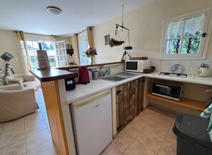 Jääkaappi, mikroaaltouuni, uuni, liesi