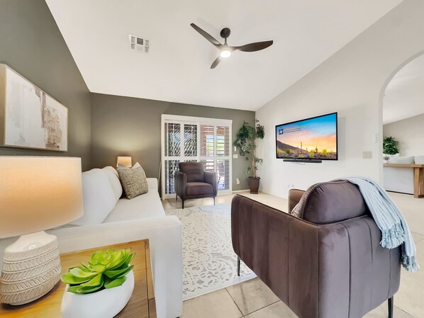 Ferienhaus, Mehrere Betten, Poolzugang, Stadtblick (Flame Tree Sun Lakes) | Wohnbereich