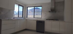 Fridge, microwave, stovetop, dishwasher