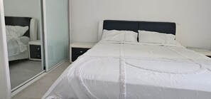 5 bedrooms, iron/ironing board, WiFi, bed sheets