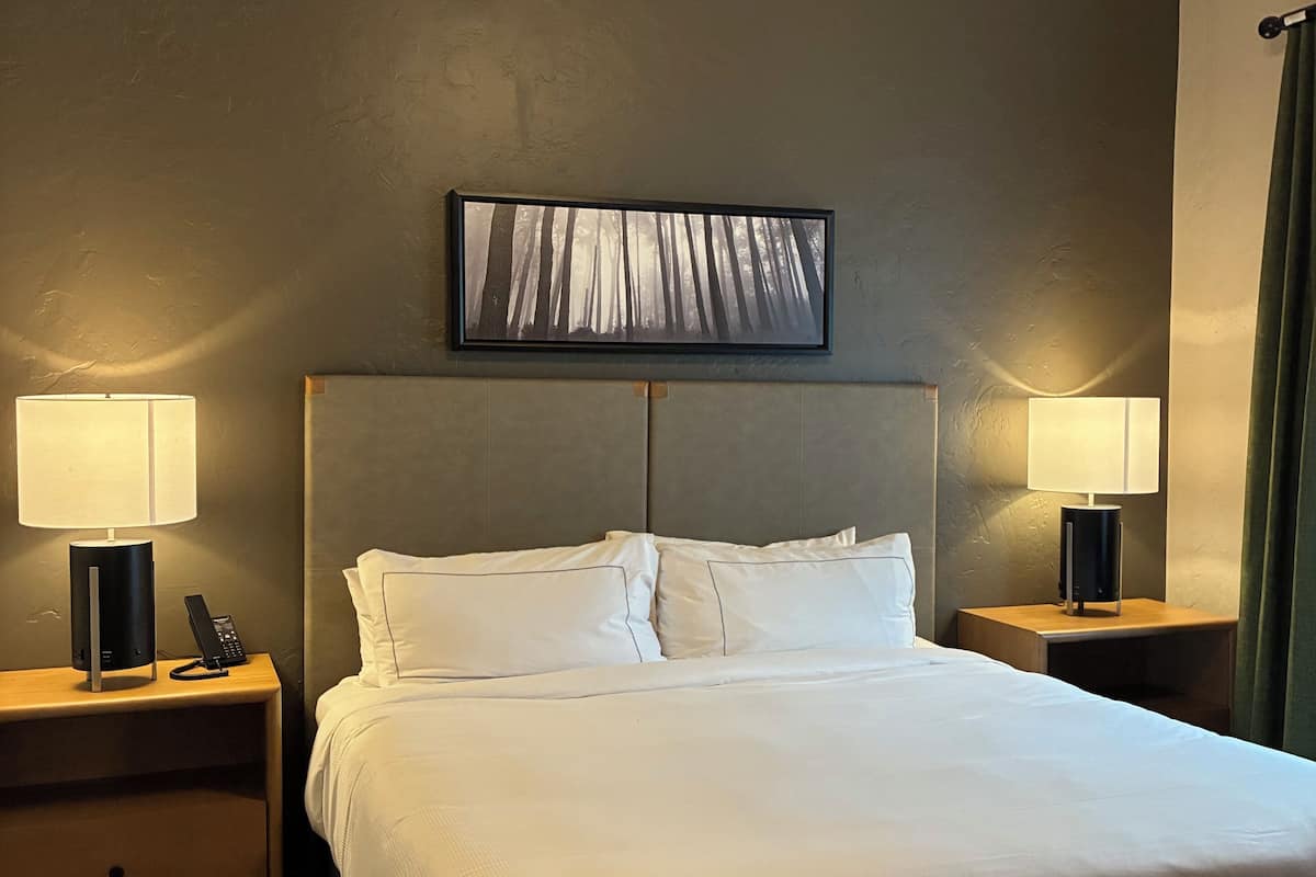 Suíte, 1 quarto | Roupas de cama premium, cofres nos quartos
